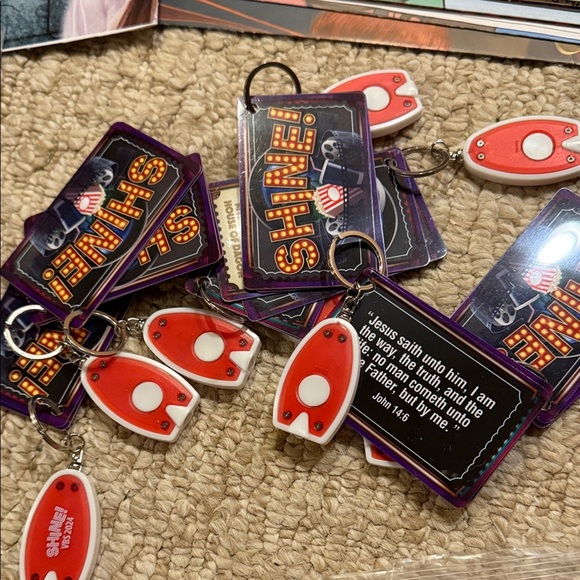 VBS Shine! Light up Keychains (bundle of 9)Red and White Keychain Set - Picture 1 of 3